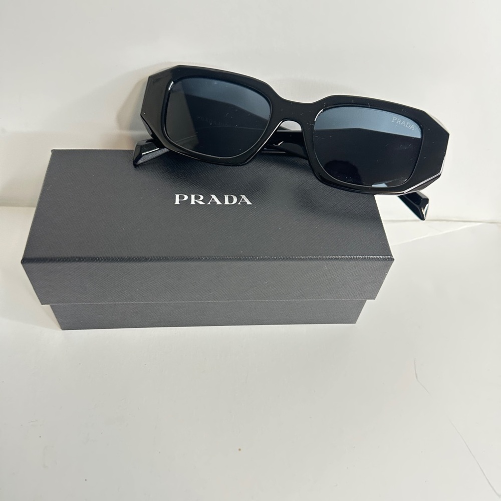 Prada Unisex Sunglasses | Excellent condition | Essential accessory!